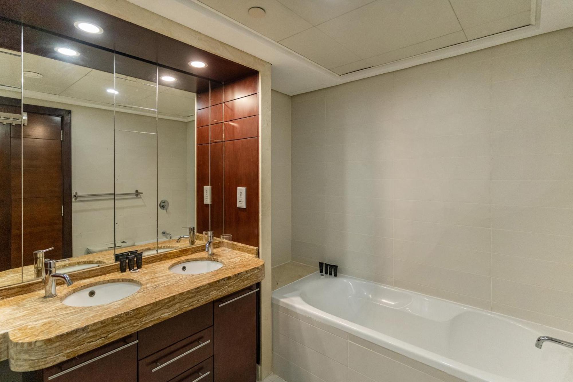 Chic 2Br Apartment, Prime Location Near Dubai Mall - Allsopp&Allsopp Экстерьер фото
